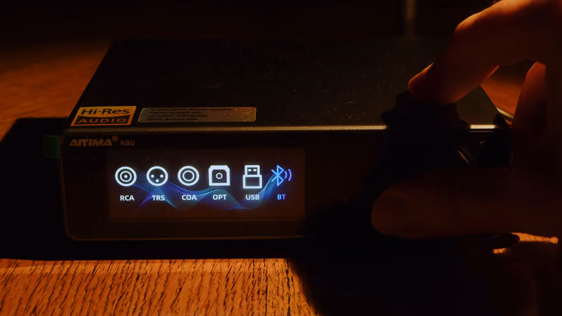 Input screen with icons for RCA, TRS, coaxial, optical, USB and Bluetooth