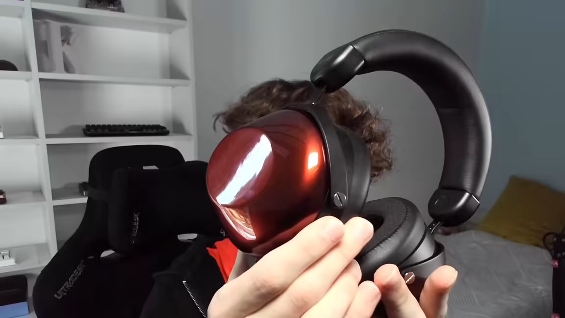 The HIFIMAN HE-R9's large glossy red closed-back earcup and solid black headband