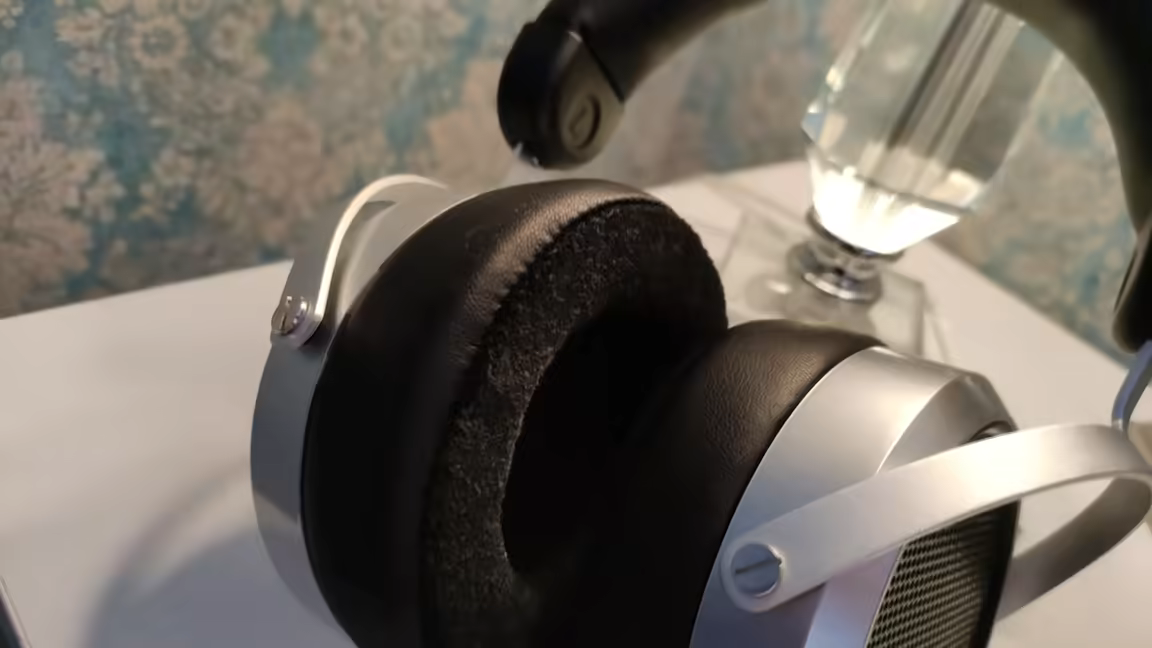 The HIFIMAN HE400se on a stand, showing its soft hybrid pad, metal yoke, and the honeycomb grille of the far cup