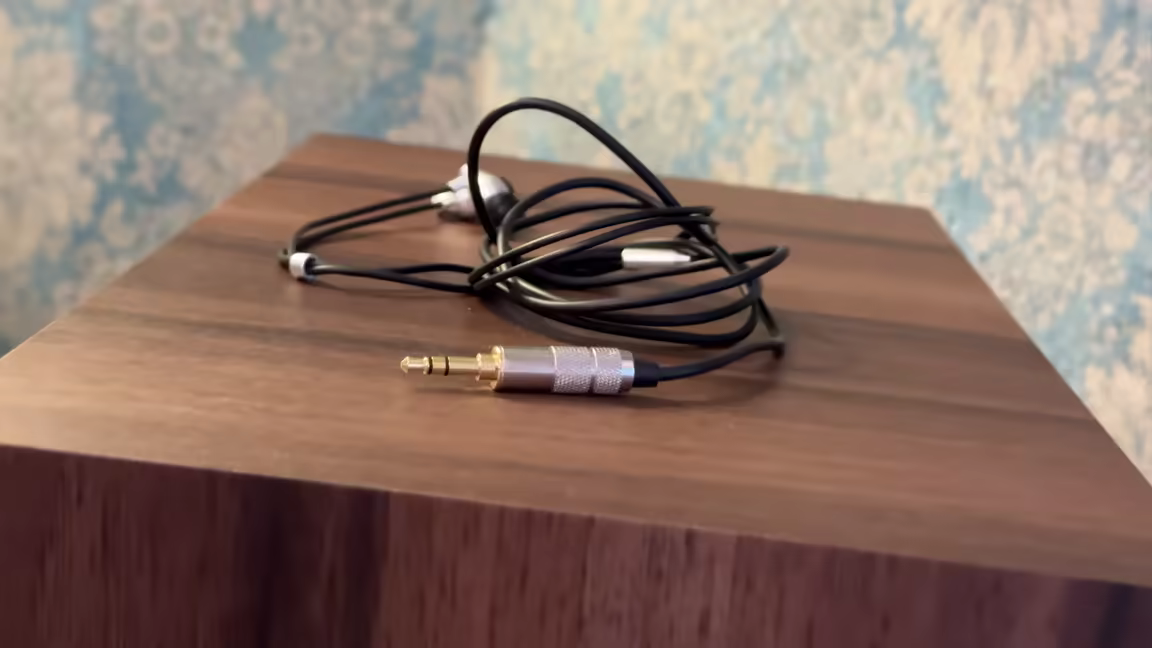 The HIFIMAN RE800 Silver's small aluminium earbud-style shell, fixed cable, and metal 3.5mm plug