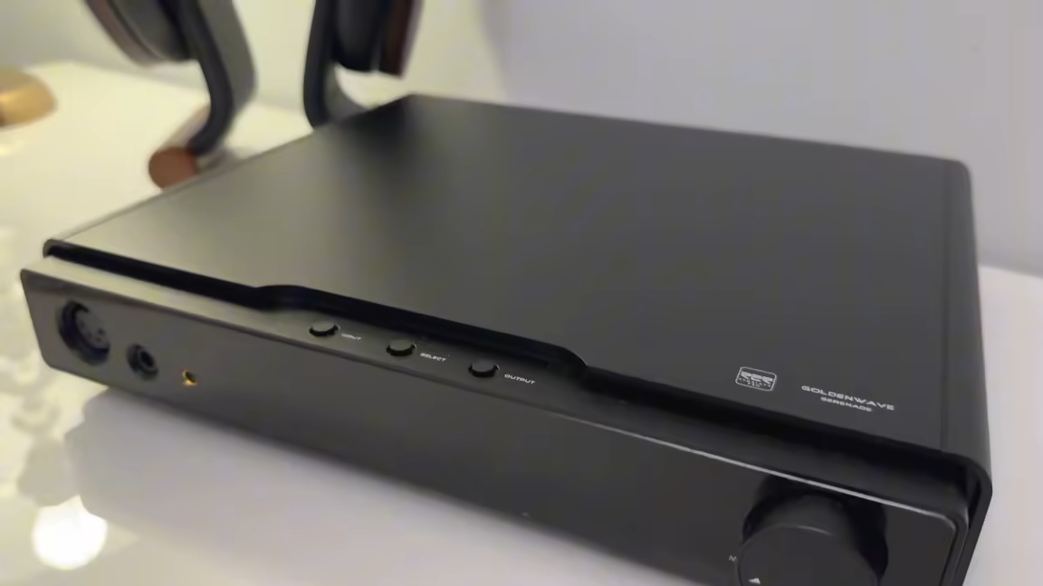 The HIFIMAN Serenade's front: a stepped glossy faceplate, three headphone outputs, top-mounted control buttons, and the heavy analog volume knob