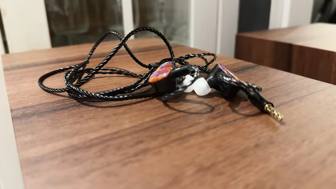 The KBEAR KB02's detachable braided 2-pin cable, gold 3.5mm plug, and silicone tips