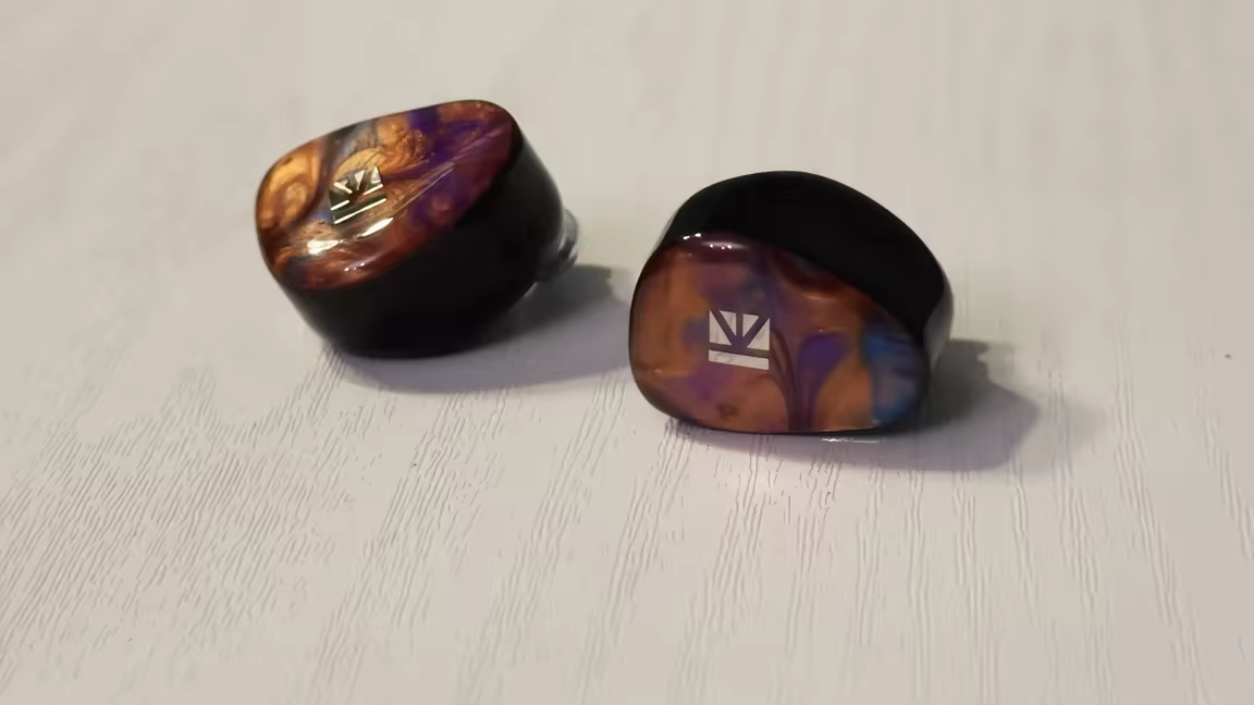 The KBEAR KB02's resin shells with their swirled marble faceplates and KBEAR logo
