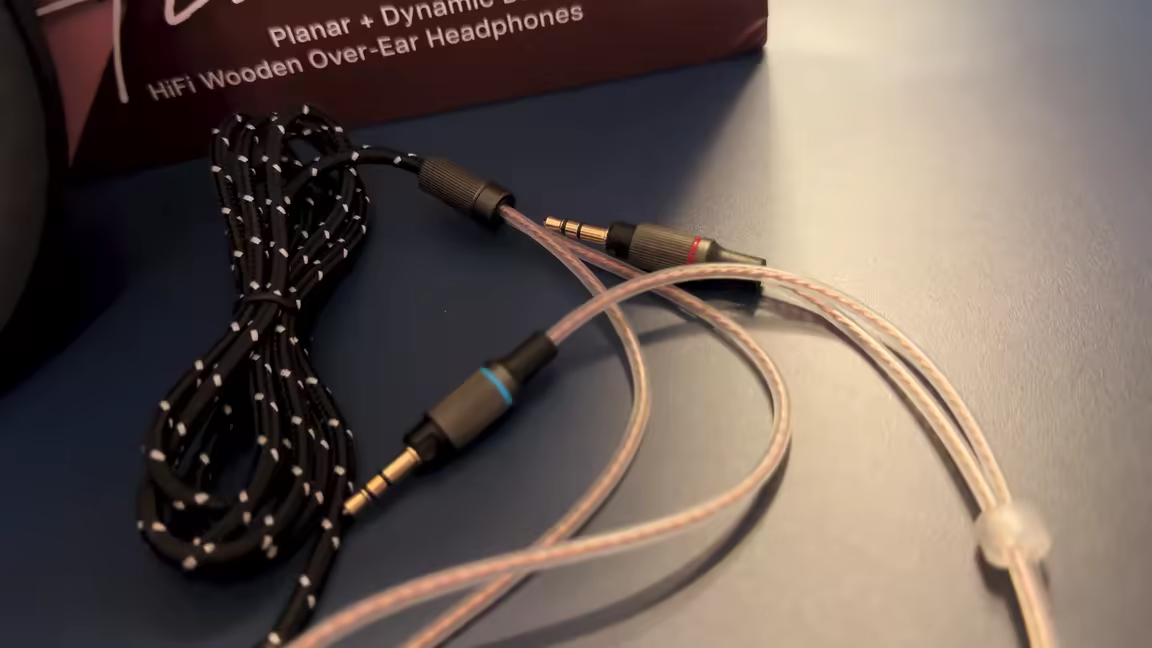 The Kiwi Ears Atheia's cable, mixing braided nylon and a softer section, with locking 3.5mm L/R connectors
