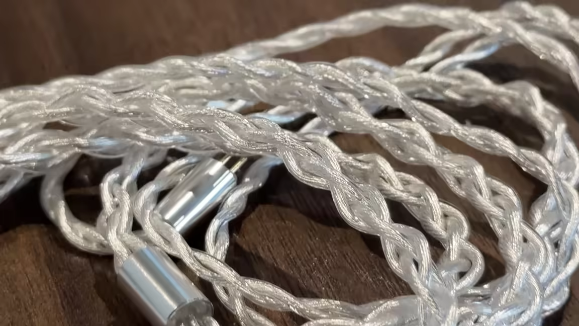 The Kiwi Ears Orchestra Lite's 4-core 7N OFC braided cable and metal splitter