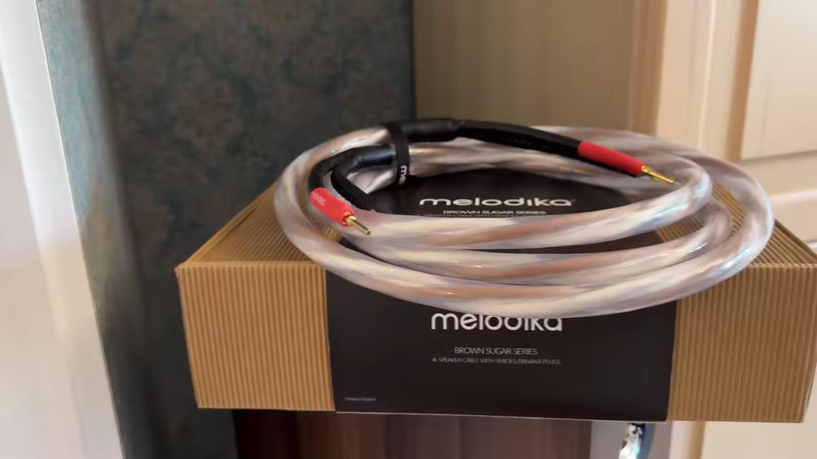 The thick brown-and-white BSSC95 cable coiled on its Melodika Brown Sugar Series box