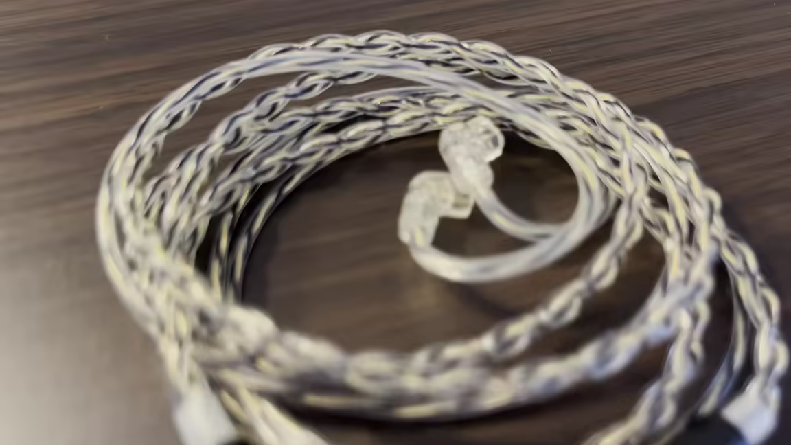 The Simgot EM6L's silver-plated, gold-and-black braided cable with 2-pin connectors