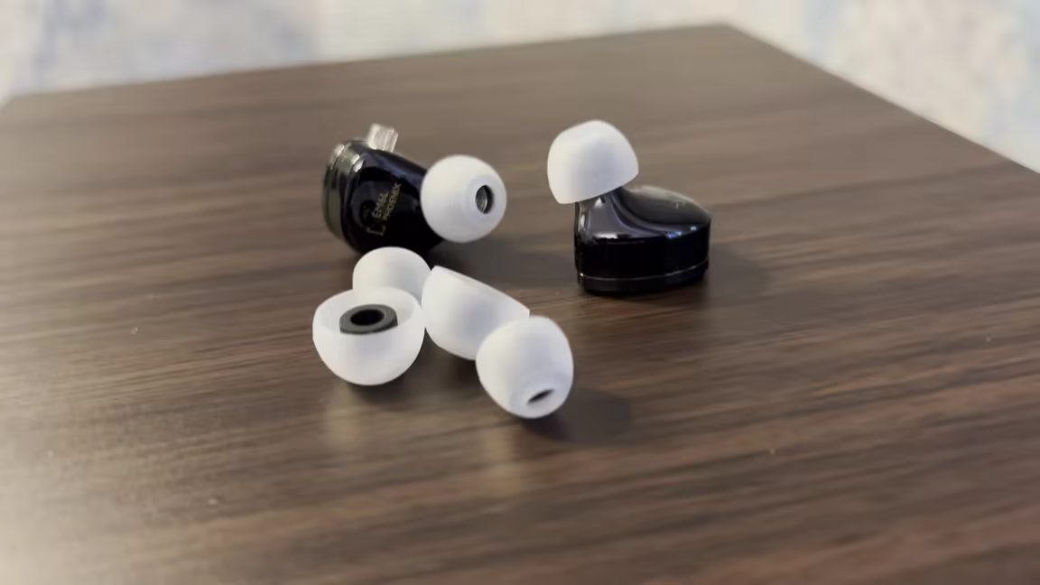 The Simgot EM6L's small glossy black 3D-printed shells and silicone ear tips