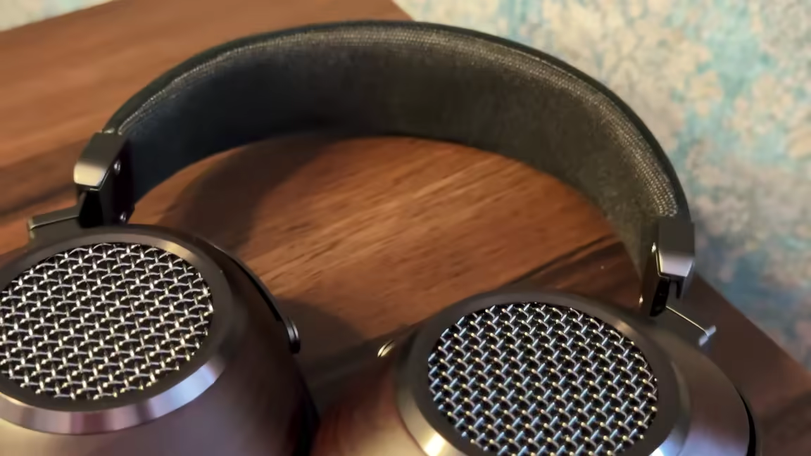 The Sivga Anser's fabric-lined headband underside and metal yokes