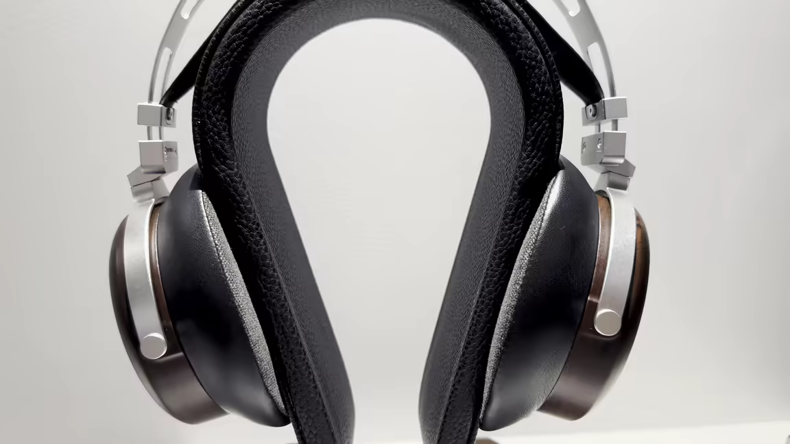 The Sivga Luan's suspension-strap headband with soft Dekoni-style padding and silver sliders