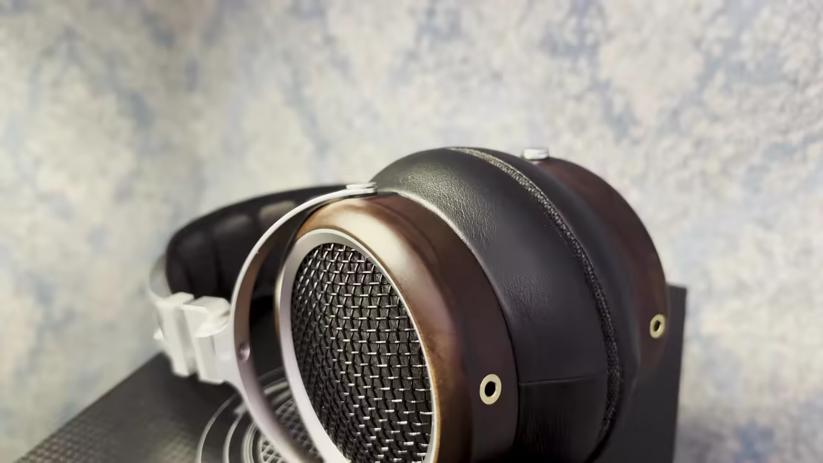 The Sivga Luan's real-wood earcup, blacked-out metal mesh grille, and silver aluminium ring