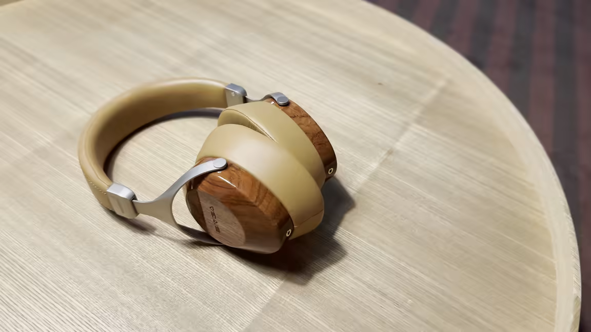 The Sivga Robin SV021's polished real-wood earcups, tan leather pads, and silver yokes on a wooden table