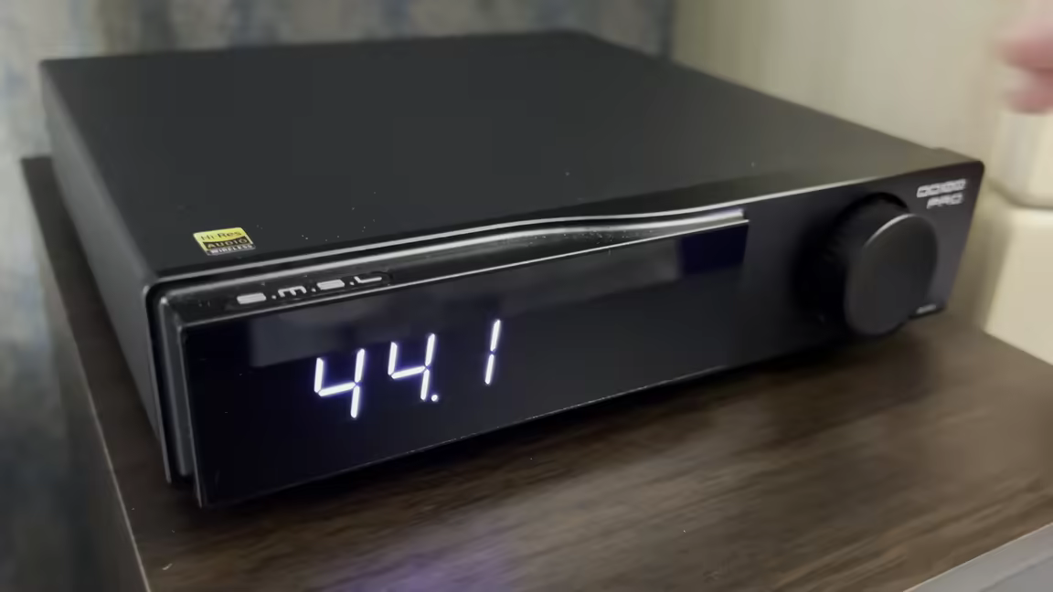 The SMSL DO100 PRO's front display showing the 44.1kHz sample rate, beside its stepped control knob