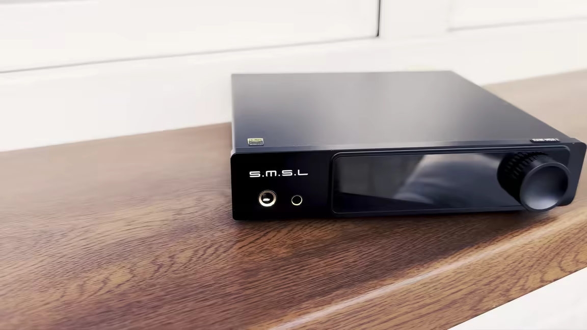 The SMSL RAW-MDA1's front: tempered-glass LCD, stepped knob, and 1/4-inch plus 4.4mm headphone outputs