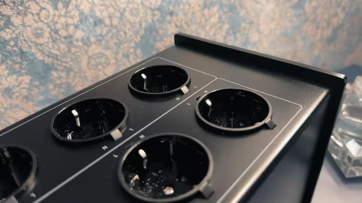 The eight Schuko outlets on top of the PF-1000LPS, split into a direct bank and a filtered bank