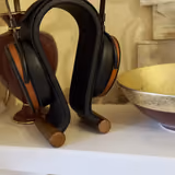 HIFIMAN Arya Organic planar magnetic open-back over-ear headphones - left side of a head-to-head comparison with HIFIMAN HE1000se
