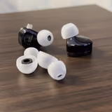 The Simgot EM6L's small glossy black 3D-printed shells and silicone ear tips