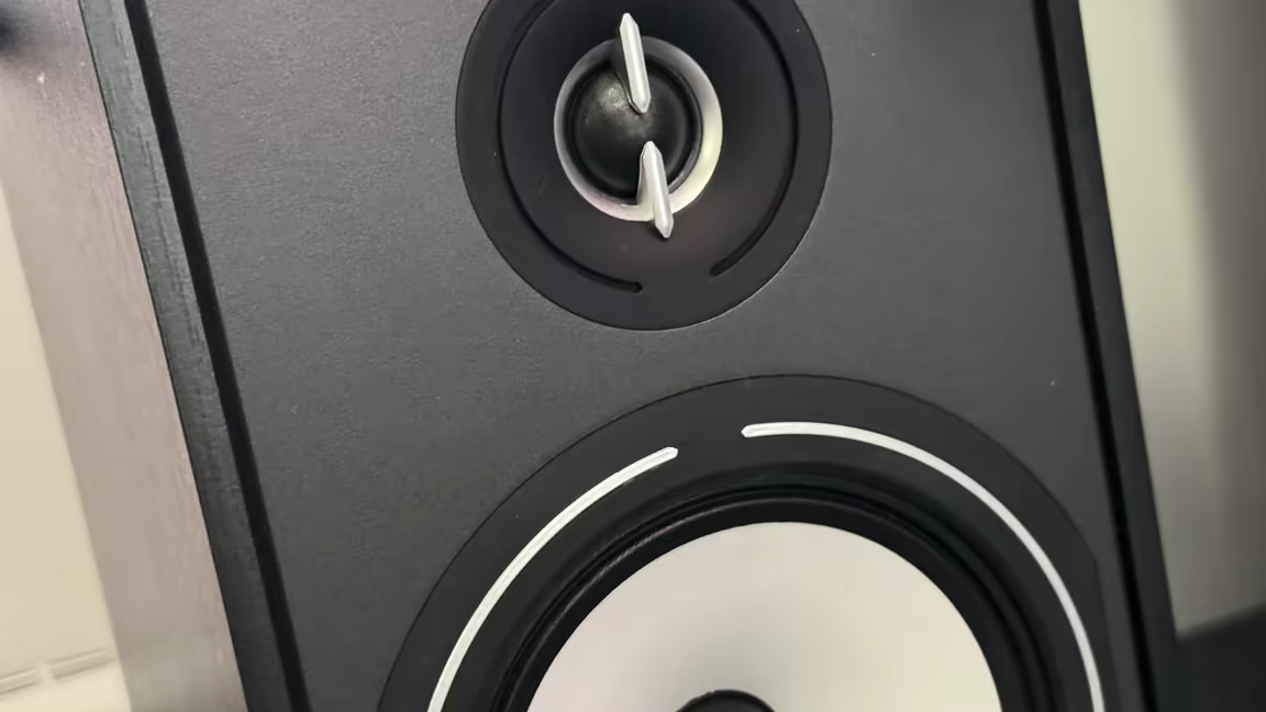 The BR09's 25mm silk dome tweeter with its vertical Efficient Flow System phase plug, recessed into the partial horn