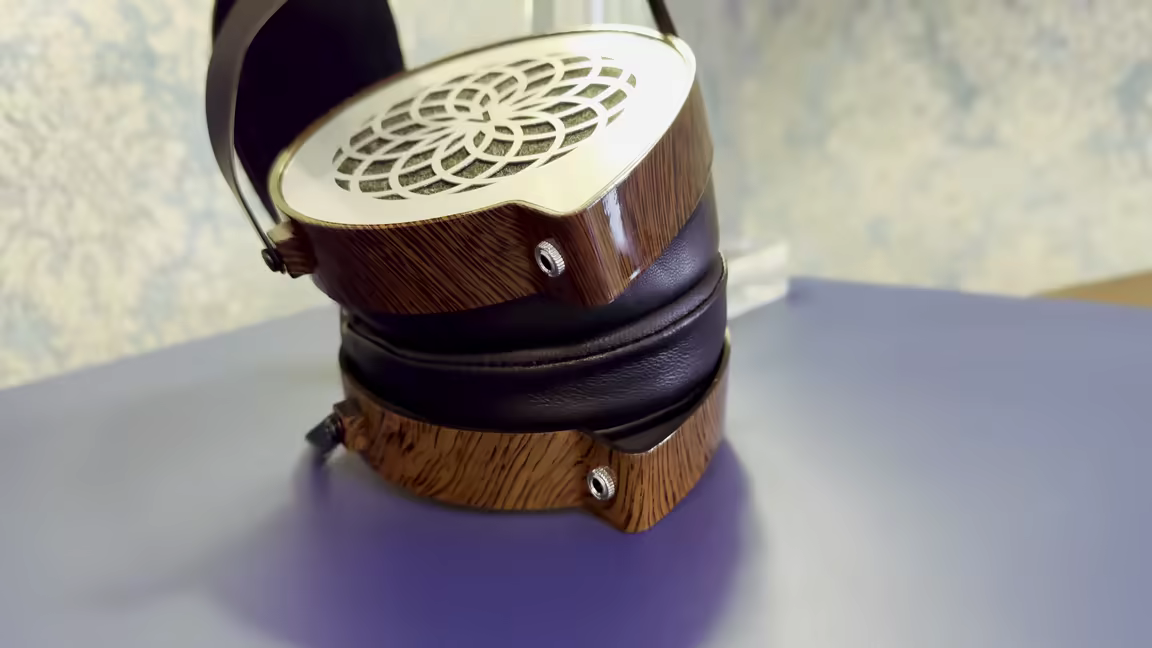 The Verum 1's thick real-leather pads and the forward-angled 90-degree cable connector